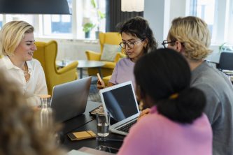 En grupp medarbetare samtalar